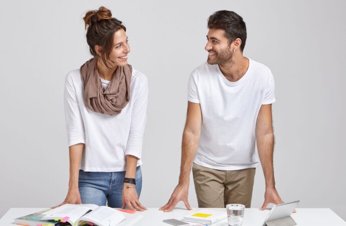 Empatia w terenie. Jak budować wellbeing pracowników z dala od biurka
