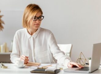 Wysoko wrażliwe osoby w pracy. Jak funkcjonować, by się nie wypalić?