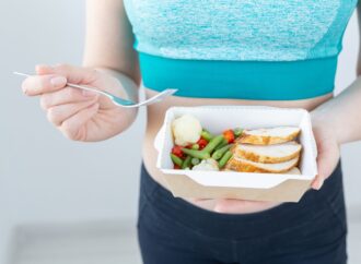 Jak wybrać catering dietetyczny? Praktyczny poradnik z Pomelo