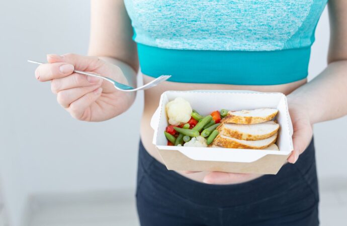 Jak wybrać catering dietetyczny? Praktyczny poradnik z Pomelo