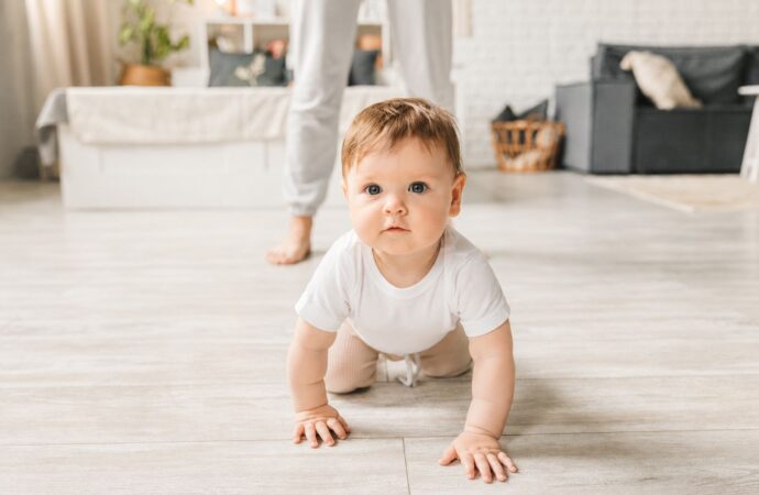 Mały odkrywca i aktywny dzień bez kompromisów. Jak zapewnić dziecku wygodę podczas zabawy, spacerów i drzemek?