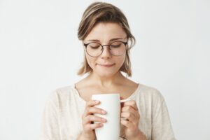 Emocjonalny kac po spotkaniu. Dlaczego je analizujemy i czujemy zmęczenie?