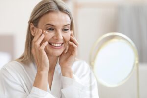 Skóra i włosy w menopauzie – co się zmienia i jak o siebie zadbać? Poradnik