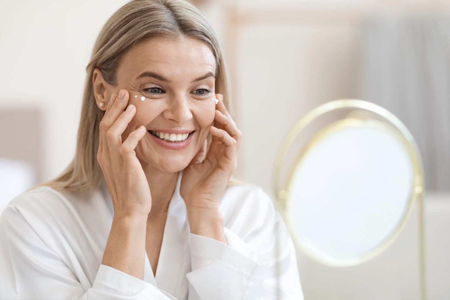 Skóra i włosy w menopauzie – co się zmienia i jak o siebie zadbać? Poradnik